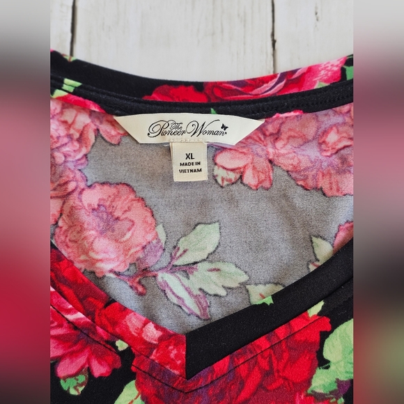 Pioneer Woman Half Sleeve Butter Soft Black, Green & Red Rose Floral Vneck Top - Picture 9 of 10